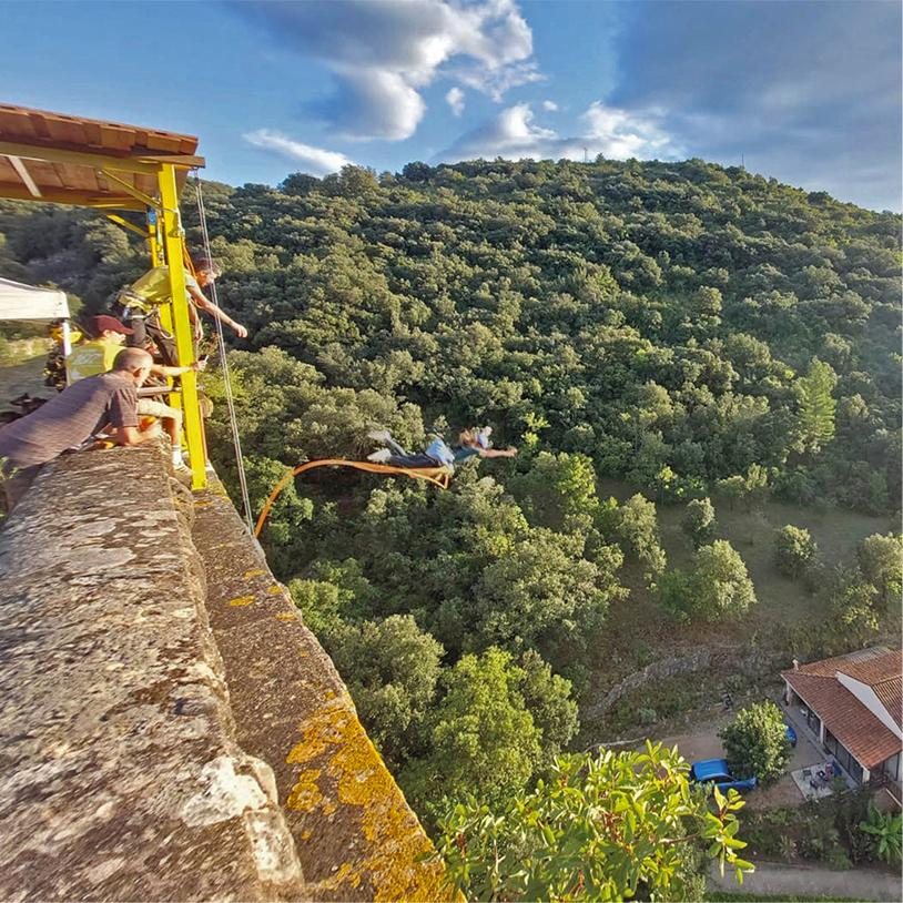 personne en train de sauter au saut le pendule